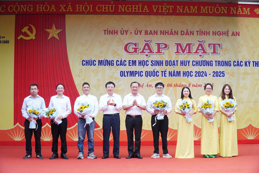 Lãnh đạo tỉnh Nghệ An chúc mừng giáo viên bồi dưỡng, có học sinh đạt giải tại các kỳ thi Olympic khu vực và quốc tế năm 2025. Ảnh: Hồ Lài sn100723.jpg
