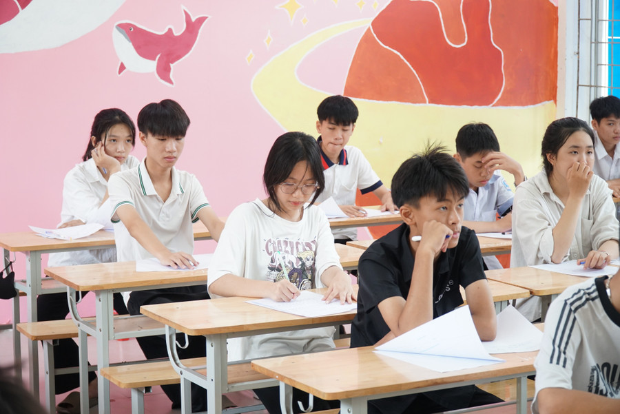 Thí sinh Nghệ An dự thi vào lớp 10 THPT năm 2024. Ảnh: Hồ Lài sn104301.jpg