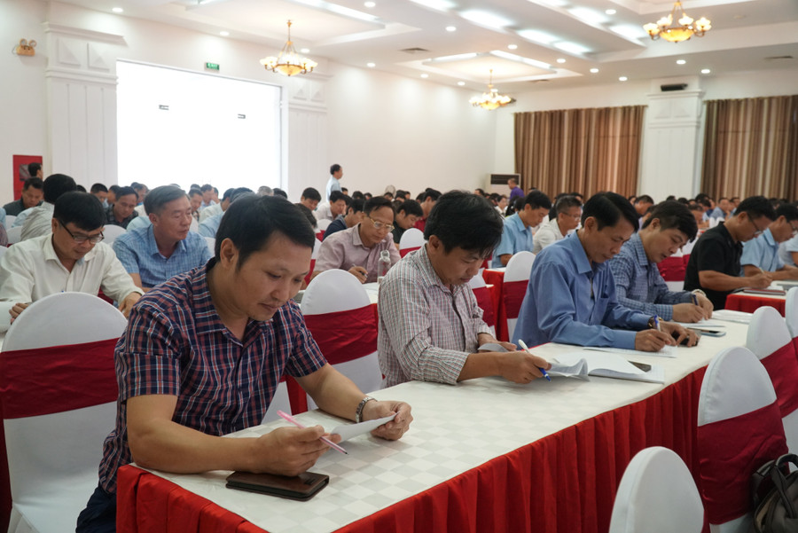 Cán bộ tham gia tập huấn làm bài trắc nghiệm về nghiệp vụ kiểm tra, thanh tra thi tốt nghiệp THPT. Ảnh: Hồ Lài tap-huan-kiem-tra-thanh-tra-thi-6.jpg