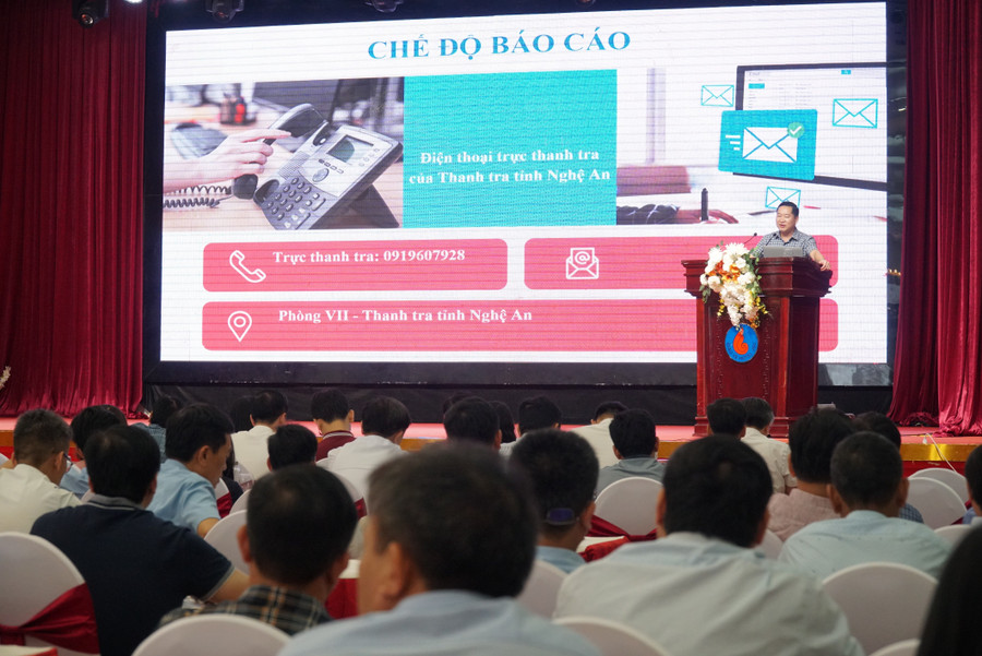 Báo cáo viên đến từ thanh tra tỉnh Nghệ An trao đổi tại hội nghị. Ảnh: Hồ Lài tap-huan-kiem-tra-thanh-tra-thi-7.jpg