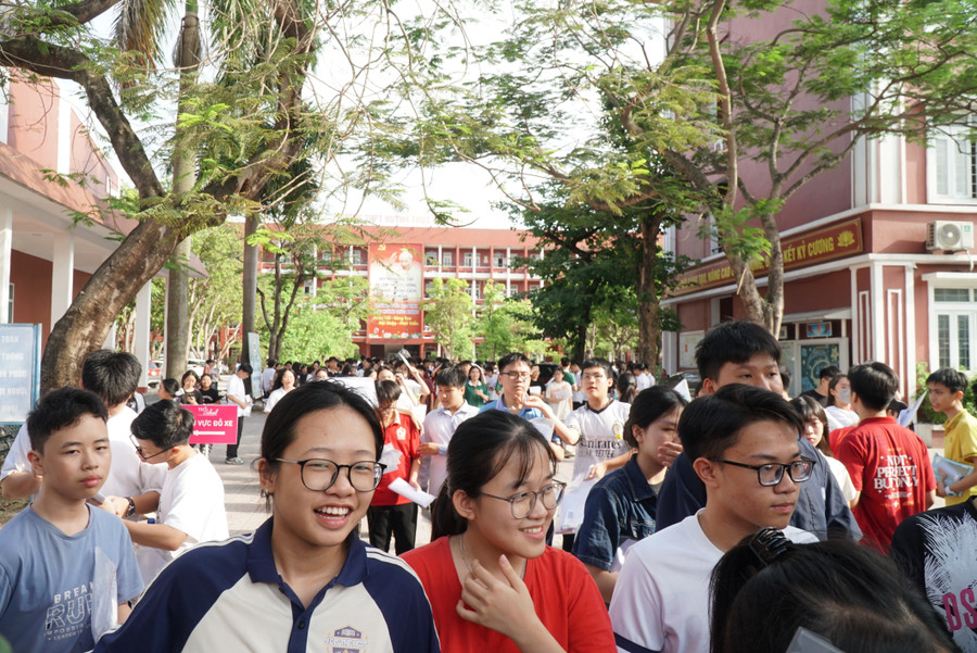 Điểm thi Trường THPT Huỳnh Thúc Kháng (TP Vinh) - nơi có tỷ lệ chọi vào lớp 10 cao nhất của tỉnh Nghệ An. Ảnh: Hồ Lài thi-tieng-anh-vao-lop-10-nghe-an-1.jpg