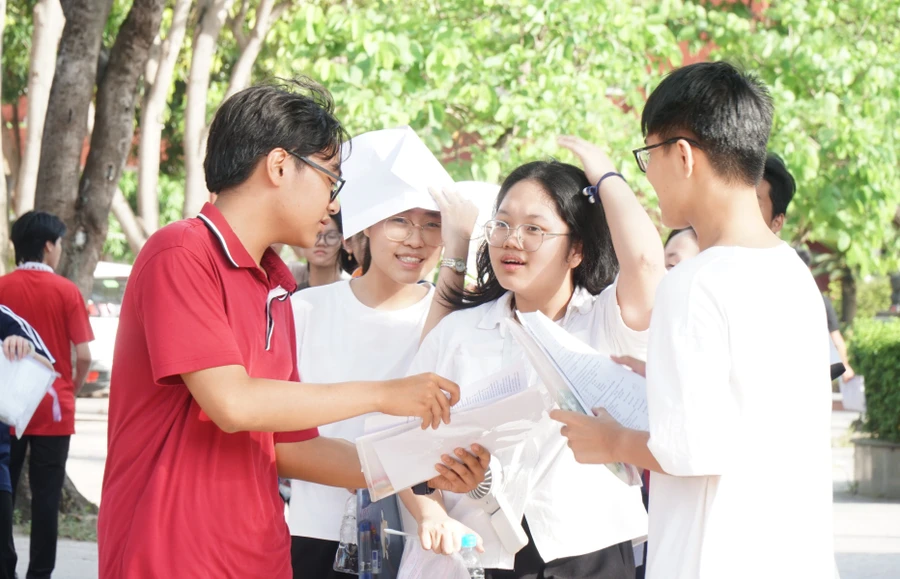 Thí sinh Nghệ An hoàn thành bài thi môn Tiếng Anh vào lớp 10. Ảnh: Hồ Lài