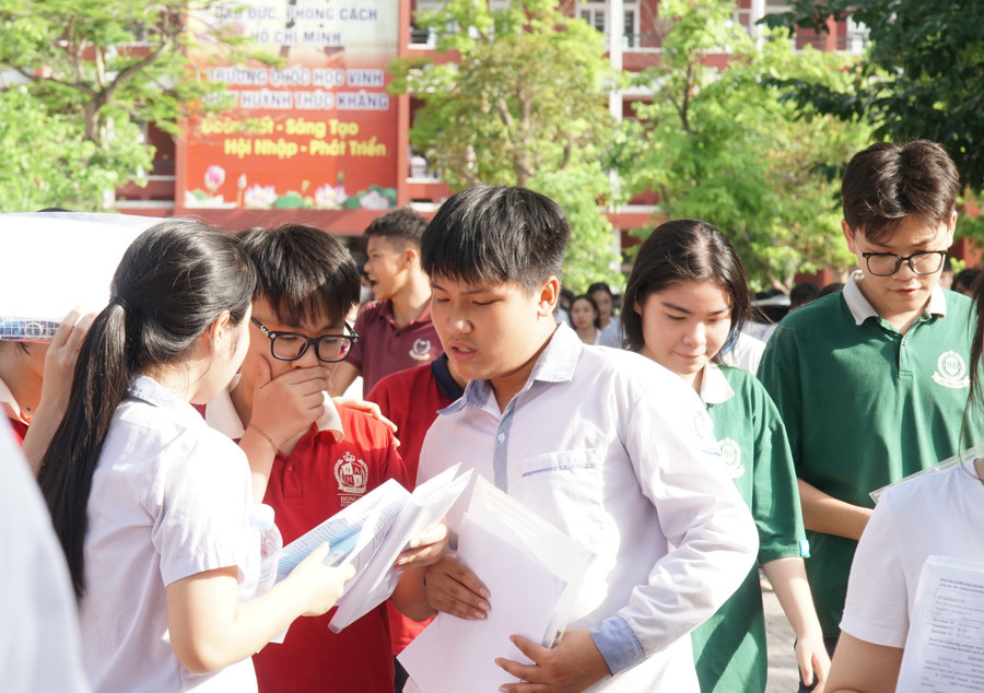 Giáo viên tiếng Anh nhận định môn tiếng Anh sẽ có nhiều điểm khá. Ảnh: Hồ Lài thi-tieng-anh-vao-lop-10-nghe-an-2.jpg