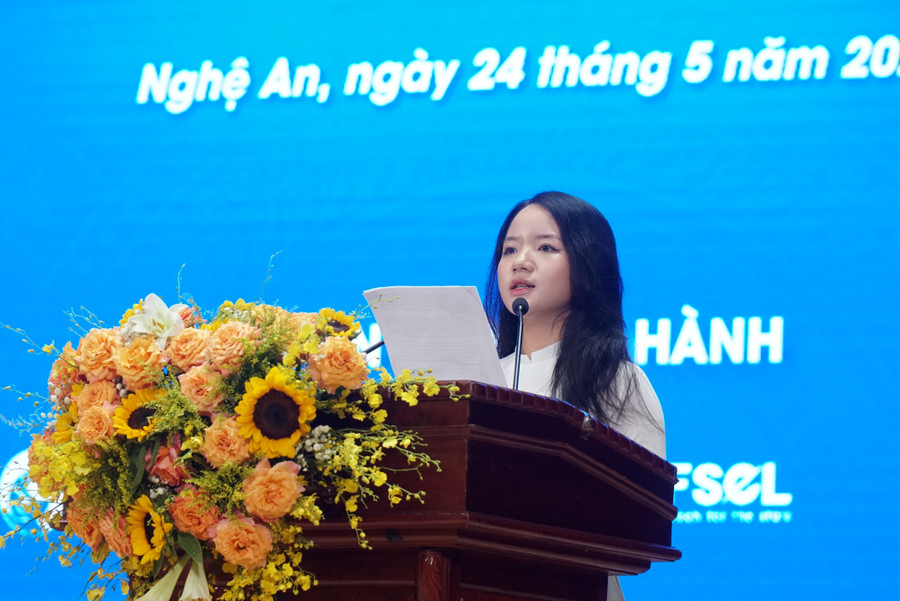 Em Nguyễn Thái Tuệ An (học sinh Trường THPT chuyên Phan Bội Châu) hưởng ứng tháng tự học tiếng Anh năm 2025. Ảnh: Hồ Lài tieng-anh-thanh-ngon-ngu-thu-2-trong-truong-hoc-7.jpg