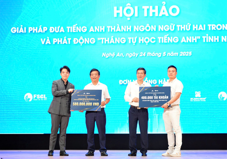 Đơn vị tài trợ tặng 400.000 tài khoản FSEL để hỗ trợ phong trào tự học tiếng Anh của học sinh Nghệ An. Ảnh: Hồ Lài tieng-anh-thanh-ngon-ngu-thu-2-trong-truong-hoc-5.jpg