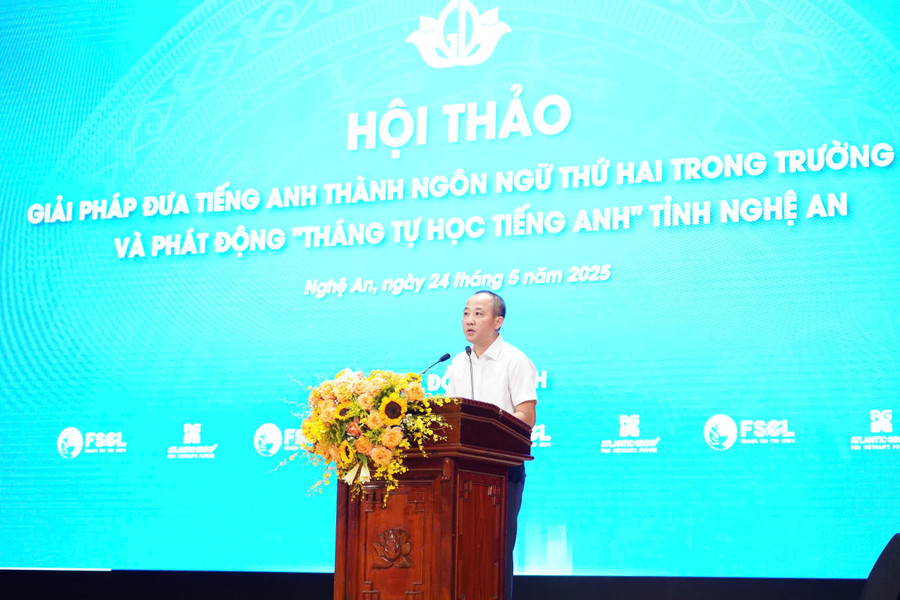 Ông Nguyễn Minh Đạt - Hiệu trưởng Trường THPT Quỳ Hợp (huyện Quỳ Hợp, Nghệ An) chia sẻ thực trạng dạy học tiếng Anh tại đơn vị. Ảnh: Hồ Lài tieng-anh-thanh-ngon-ngu-thu-2-trong-truong-hoc-4.jpg