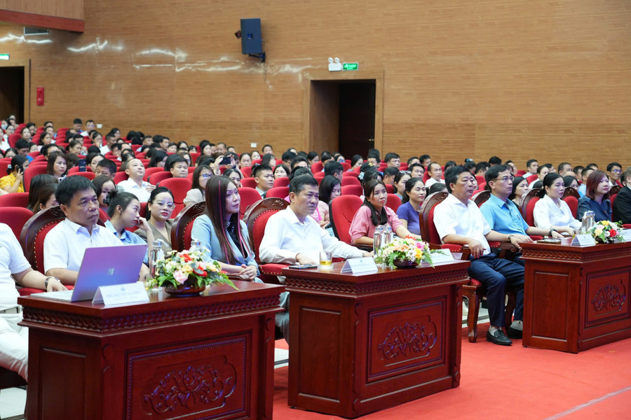 Các cán bộ quản lý giáo dục, chuyên gia, giáo viên, học sinh tham gia hội thảo. Ảnh: Hồ Lài tieng-anh-thanh-ngon-ngu-thu-2-trong-truong-hoc-1-1957.jpg