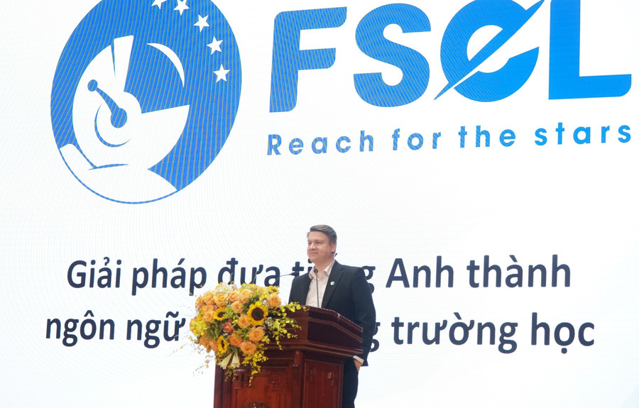Ông Brandon Sinkovic, Giám đốc học thuật FSEL chia sẻ giải pháp đưa tiếng Anh thành ngôn ngữ thứ 2 trong trường học. Ảnh: Hồ Lài tieng-anh-thanh-ngon-ngu-thu-2-trong-truong-hoc-8.jpg