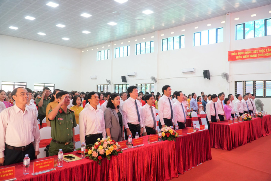 Lãnh đạo tỉnh Nghệ An tham gia khai giảng năm học mới 2025-2026 tại Trường PTTH DTNT tỉnh Nghệ An. khai-giang-dan-toc-noi-tru-9.jpg