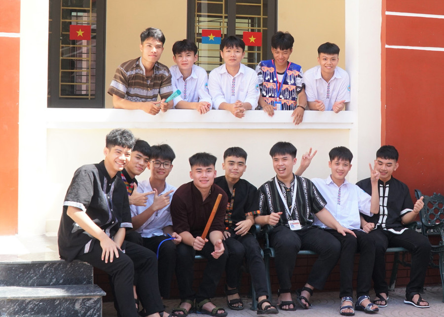 Học sinh trong trang phục truyền thống của dân tộc mình. Ảnh: Hồ Lài khai-giang-dan-toc-noi-tru-3.jpg