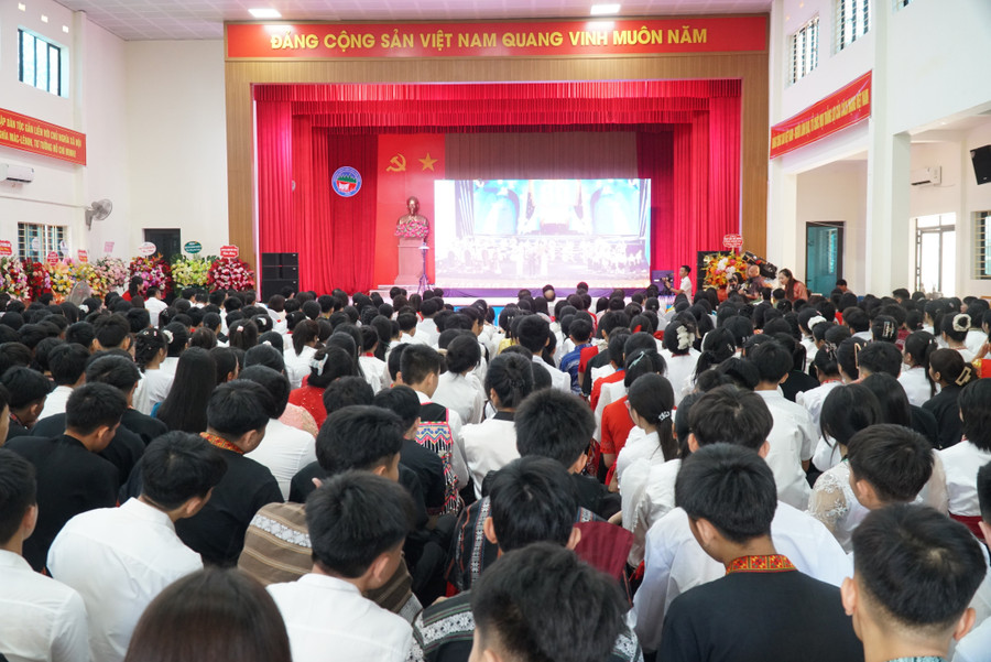 Sau nhiều vất vả đầu năm học do ảnh hưởng mưa bão, tất cả học sinh Trường PTTH DTTNT tỉnh Nghệ An đã tề tựu đông đủ trong ngày khai giảng. Ảnh: Hồ Lài khai-giang-dan-toc-noi-tru-8.jpg