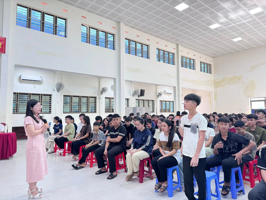 Giáo viên Trường PTTH DTNT tỉnh Nghệ An tư vấn định hướng nghề nghiệp cho học sinh khối 10. Ảnh: NTCC khai-giang-dan-toc-noi-tru-5.jpg