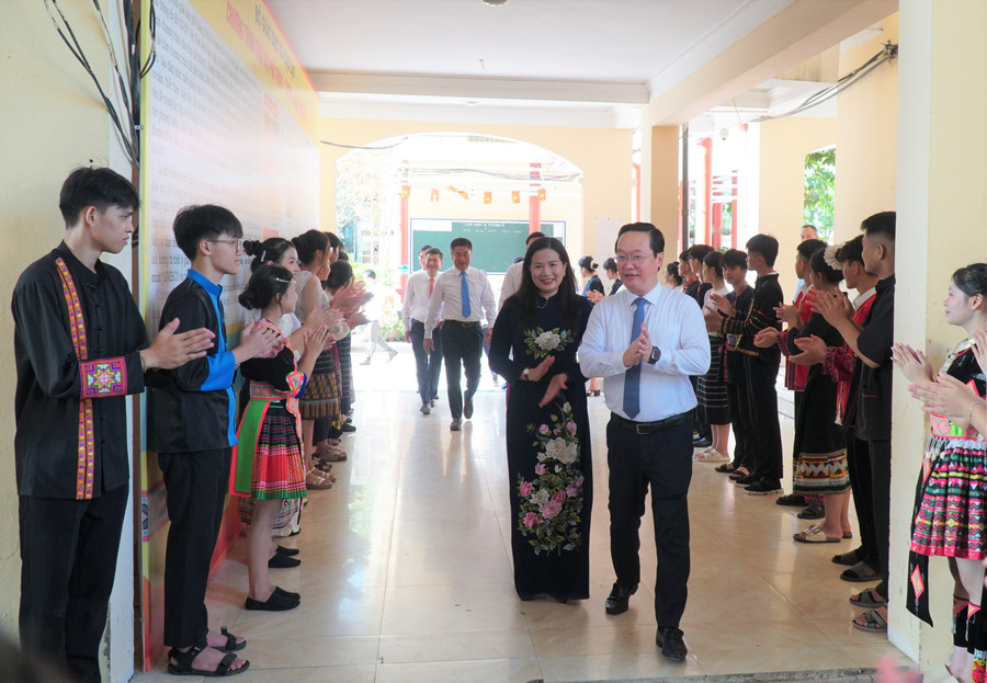 Ông Nguyễn Đức Trung - Bí thư tỉnh ủy Nghệ An đến dự khai giảng và chúc mừng năm học mới tập thể giáo viên, học sinh Trường PTTH DTNT tỉnh Nghệ An. Ảnh: Hồ Lài khai-giang-dan-toc-noi-tru-1.jpg