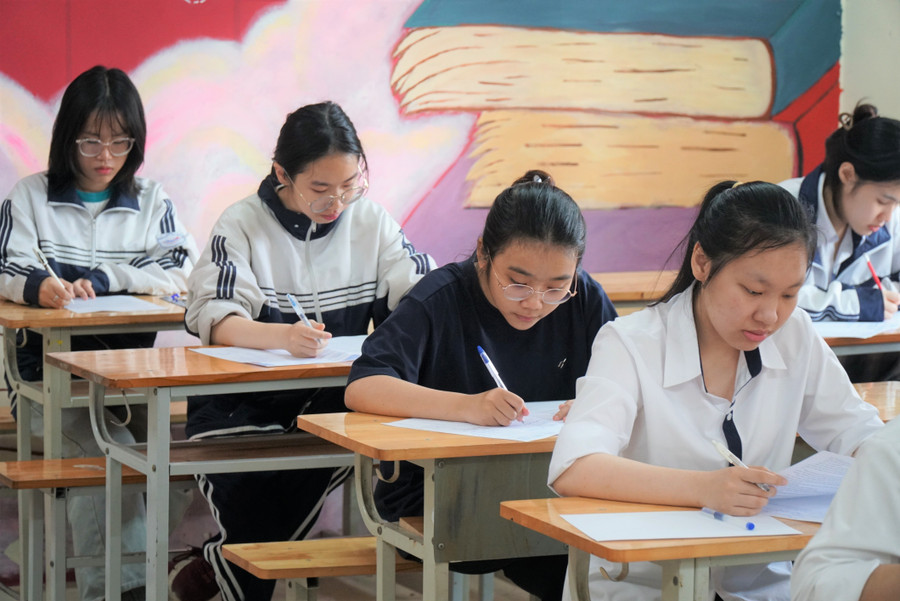 Học sinh Nghệ An tham gia Kỳ thi thử tốt nghiệp THPT do Sở GD&ĐT tổ chức. Ảnh: Hồ Lài