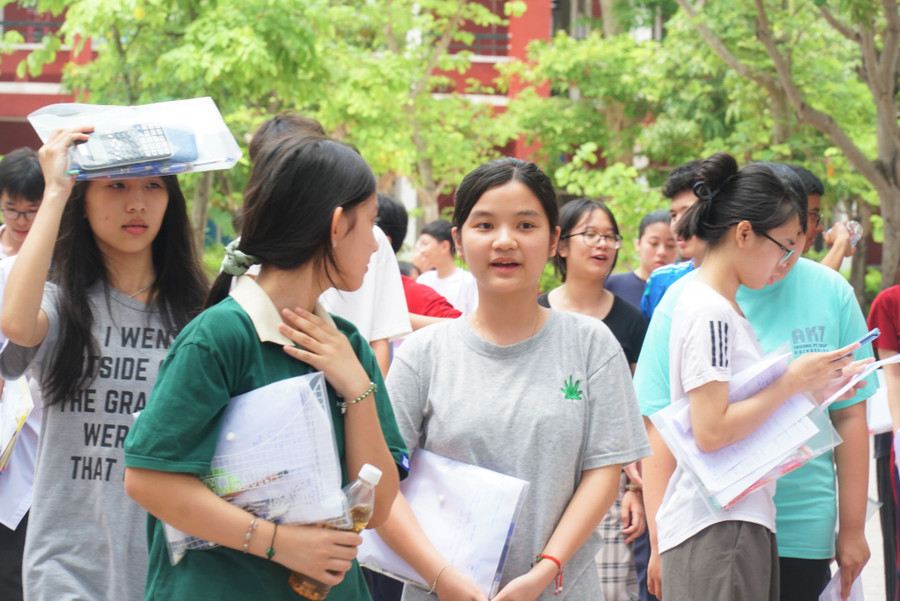 Đề môn Toán thi vào lớp 10 tỉnh Nghệ An năm nay được thí sinh nhận xét khó và có tính phân loại cao. Ảnh: Hồ Lài thi-toan-nghe-an-3.jpg