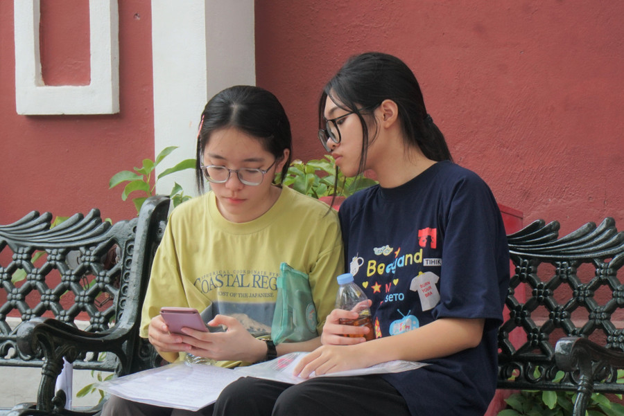 Thí sinh ngồi lại sau buổi thi môn Toán để trao đổi, chia sẻ đáp án, cách làm bài với nhau. Ảnh: Hồ Lài thi-toan-nghe-an-2.jpg