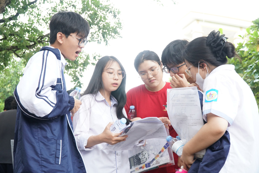 Thí sinh tranh luận sôi nổi sau bài thi. môn Toán sn100165.jpg