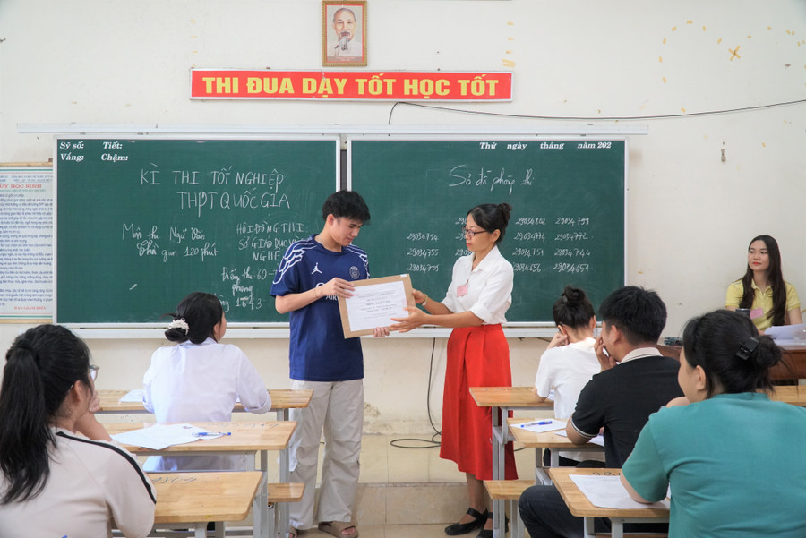 Thí sinh kiểm tra xác nhận niêm phong túi đựng đề thi môn Ngữ văn tại điểm thi Trường THPT Lê Hồng Phong (Nghệ An). Ảnh: Hồ Lài sn100075.jpg