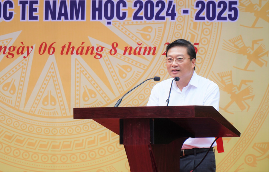 Ông Lê Hồng Vinh, Chủ tịch UBND tỉnh Nghệ An bày tỏ vui mừng và tự hào về thành tích của thầy trò đạt được trong các kỳ thi Olympic quốc tế, khu vực. Ảnh: Hồ Lài sn100710-2.jpg