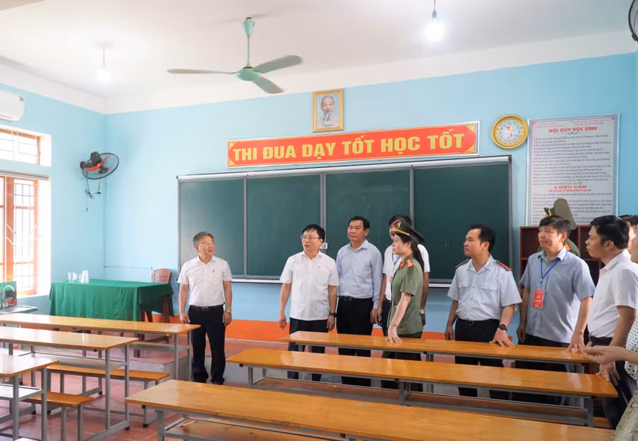 Đoàn công tác kiểm tra cơ sở vật chất phòng thi tại Trường THPT Đô Lương 3 (huyện Đô Lương, Nghệ An). Ảnh: Hồ Lài