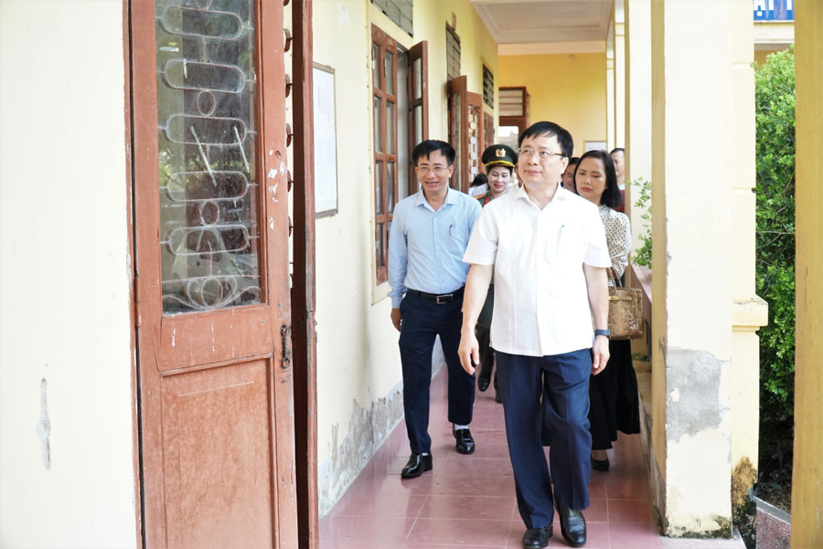 Trường THPT Thanh Chương 1 (huyện Thanh Chương, Nghệ An) chuẩn bị sẵn sáng 21 phòng thi, 1 phòng chờ và 2 phòng dự phòng. Ảnh: Hồ Lài kiem-tra-cong-tac-thi-nghe-an-1.jpg