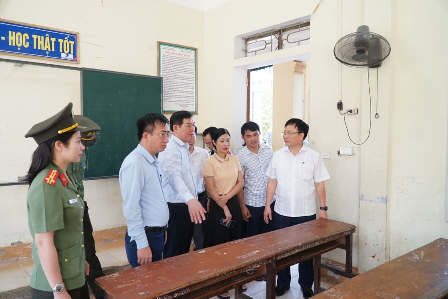Đoàn công tác kiểm tra phòng thi tại điểm thi Trường THPT Nguyễn Sỹ Sách (huyện Thanh Chương, Nghệ An). Ảnh: Hồ Lài kiem-tra-cong-tac-thi-nghe-an-3.jpg