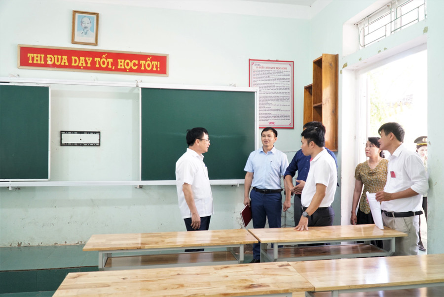Các phòng thi tại Trường THPT Nghi Lộc 5 (huyện Nghi Lộc, Nghệ An) đã tạm tháo dỡ tivi thông minh kết nối Internet. Ảnh: Hồ Lài kiem-tra-cong-tac-thi-nghe-an-11.jpg