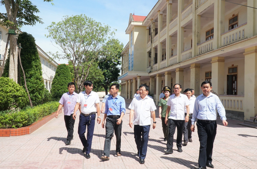 Đoàn công tác kiểm tra tại Trường THPT Đô Lương 4 (huyện Đô Lương, Nghệ An). Ảnh: Hồ Lài kiem-tra-cong-tac-thi-nghe-an.jpg