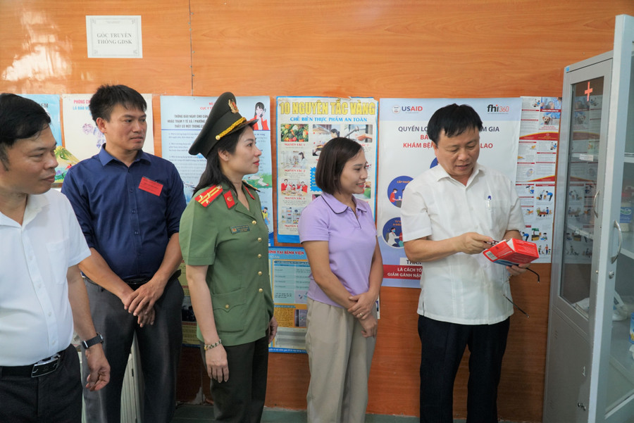 Đoàn công tác kiểm tra cơ số thuốc tại phòng y tế của điểm thi. Ảnh: Hồ Lài kiem-tra-cong-tac-thi-nghe-an-10.jpg