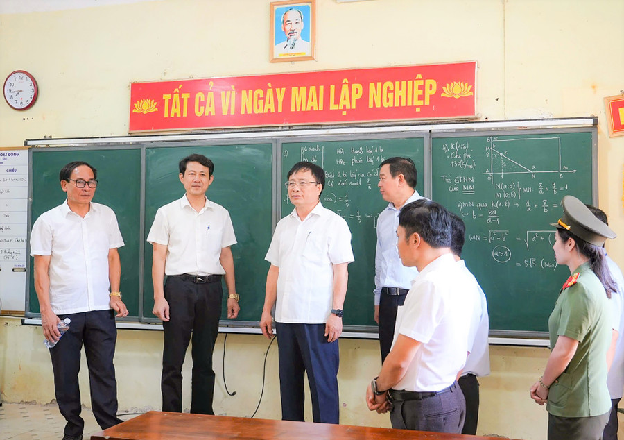 Ban chỉ đạo thi trao đổi với cán bộ, giáo viên Trường THPT Đô Lương 1 (huyện Đô Lương, Nghệ An). Ảnh: Hồ Lài kiem-tra-cong-tac-thi-nghe-an-4.jpg