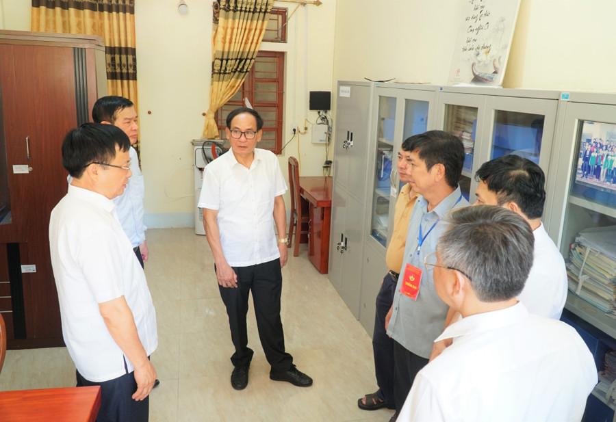 Kiểm tra thiết bị trong phòng lưu trữ, bảo quản đề thi, bài thi tại điểm thi Trường THPT Đô Lương 3 (huyện Đô Lương, Nghệ An). Ảnh: Hồ Lài kiem-tra-cong-tac-thi-nghe-an-6.jpg