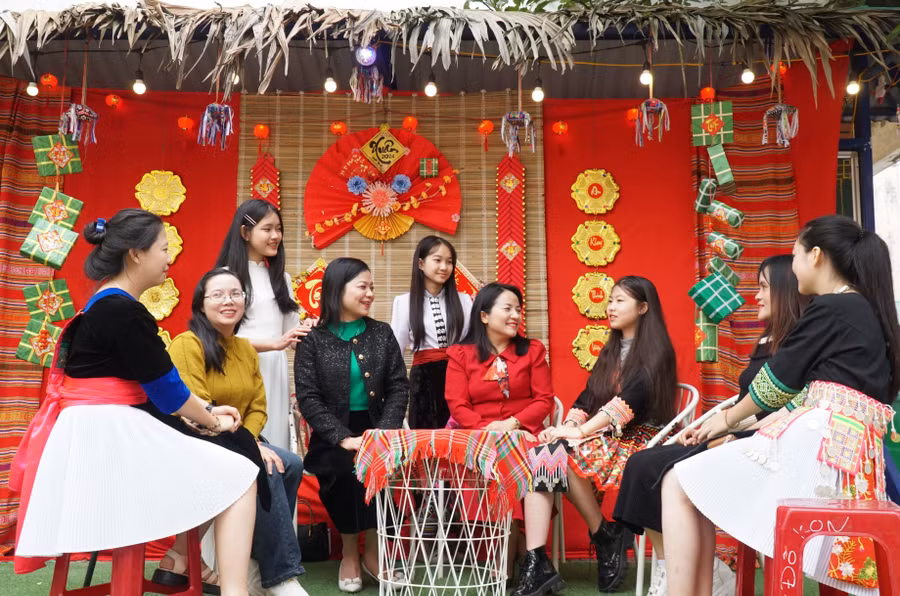 Cô trò Trường THPT Dân tộc nội trú tỉnh Nghệ An bên gian hàng trưng bày dịp tết. Ảnh: Hồ Lài