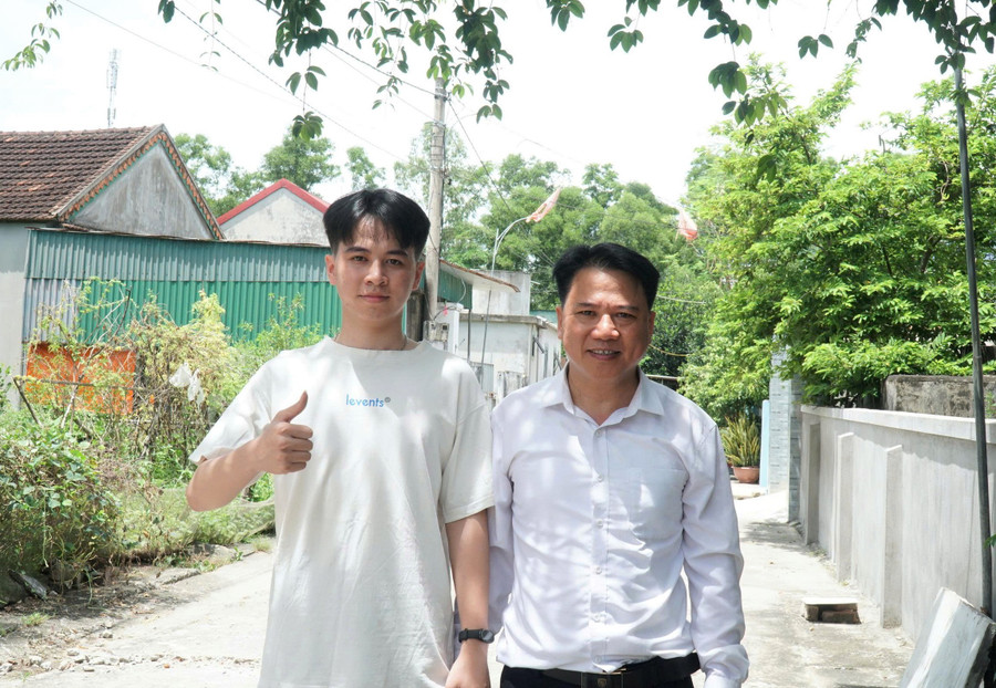 Lê Nguyên Thịnh chụp ảnh cùng bố - người có ảnh hưởng đến phương pháp tư duy của em. thu-khoa-tinh-nghe-an-3.jpg