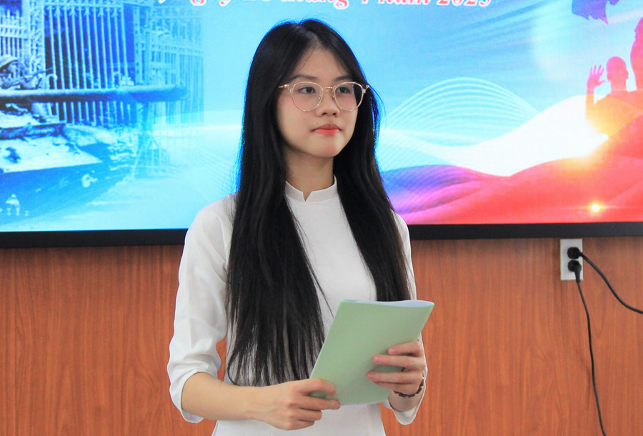 Em Nguyễn Trần Yến Nhi (học sinh Trường THPT Cửa Lò, Nghệ An) đạt thủ khoa khối C00 toàn quốc năm 2025. Ảnh: NVCC