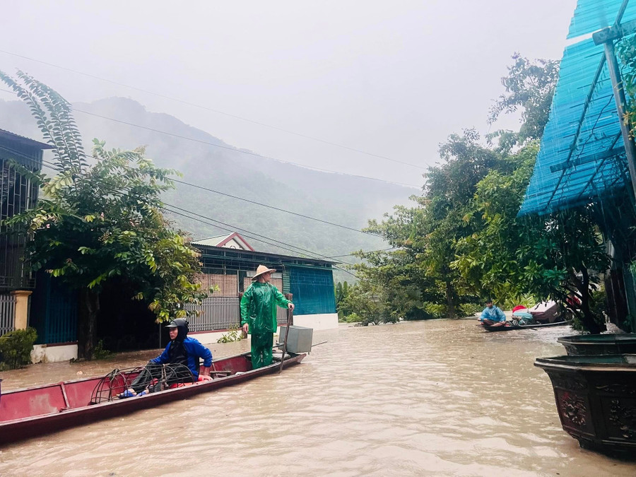 Nước lũ dâng cao ở các bản làng dọc suối Khe Kiền, xã Lưu Kiền, Nghệ An. Ảnh: Nguyễn Nhung mua-lu-tai-nghe-an-1-1376.jpg