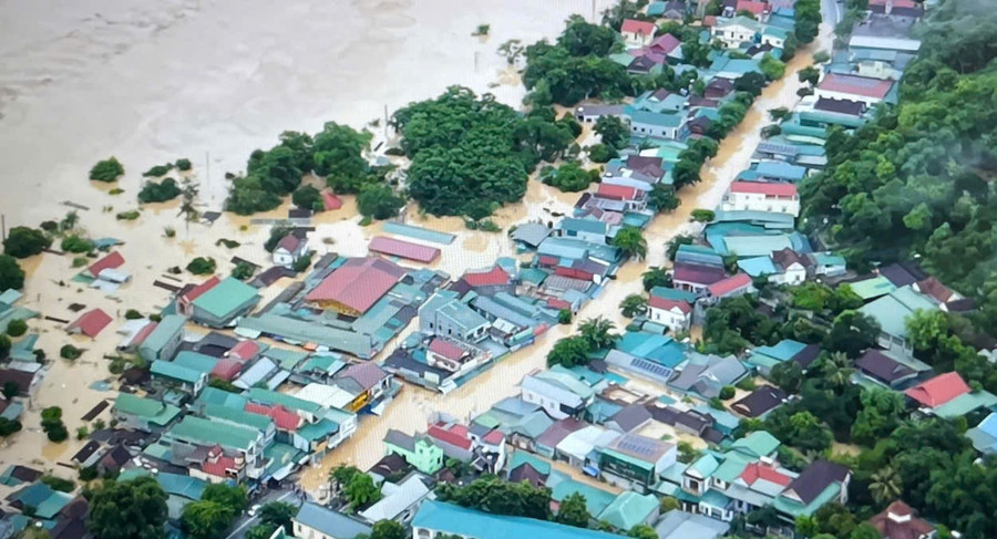 Nước sông Cả (thượng nguồn sông Lam) dâng cao ngập nhà dân và đường quốc lộ 7. mua-lu-tai-nghe-an-4-7200.jpg
