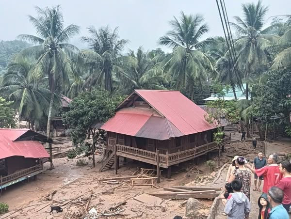 Một góc bản làng tại xã Mỹ Lý, Nghệ An ngập bùn đất sau khi nước lũ rút. Ảnh: CTV mua-lu-tai-nghe-an-4-9813.jpg