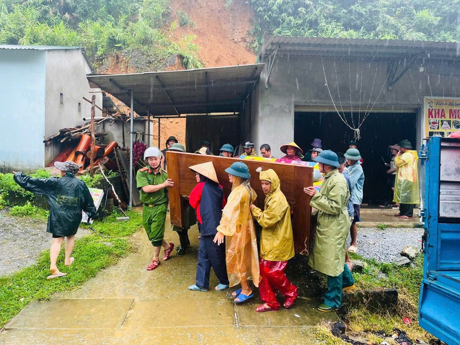 Chính quyền địa phương hỗ trợ sơ tán người dân cùng tài sản quan trọng đến nơi an toàn. mua-lu-tai-nghe-an-9.jpg