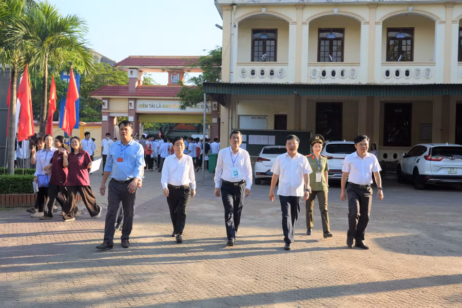 Đoàn công tác Ban chỉ đạo thi tỉnh Nghệ An đến kiểm tra tại điểm thi Trường Phổ thông trung học Dân tộc nội trú tỉnh. Ảnh: Hồ Lài