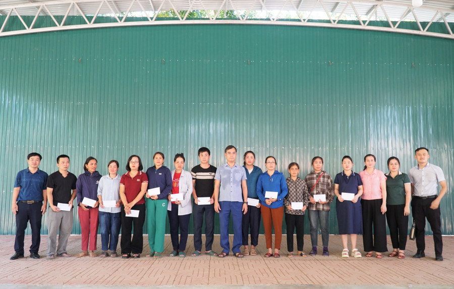 Giáo viên mầm non các xã Tương Dương, Mai Sơn, Lượng Minh nhận quà hỗ trợ của ngành giáo dục Nghệ An. Ảnh: Hồ Lài so-gao-duc-trao-qua-10.jpg