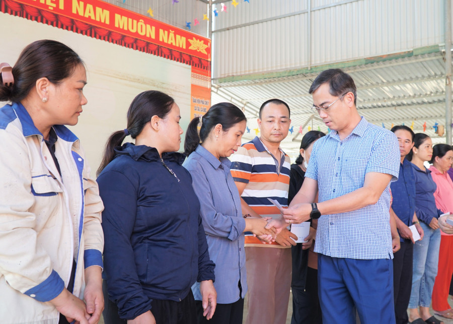 Ông Nguyễn Văn Khoa - Phó Giám đốc Sở GD&ĐT Nghệ An trao qua hỗ trợ giáo viên bị ảnh hưởng do lũ tại xã Tam Hợp. Ảnh: Hồ Lài so-gao-duc-trao-qua-4.jpg