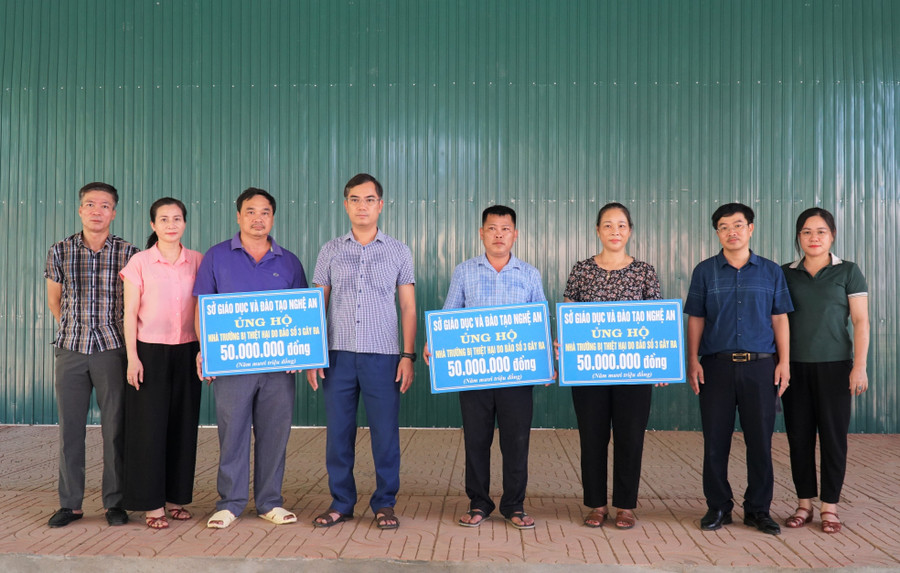 Sở GD&ĐT Nghệ An trao quà hỗ trợ 3 trường học bị thiệt hại nặng nhất do mưa lũ tại xã Tương Dương, Nghệ An. Ảnh: Hồ Lài