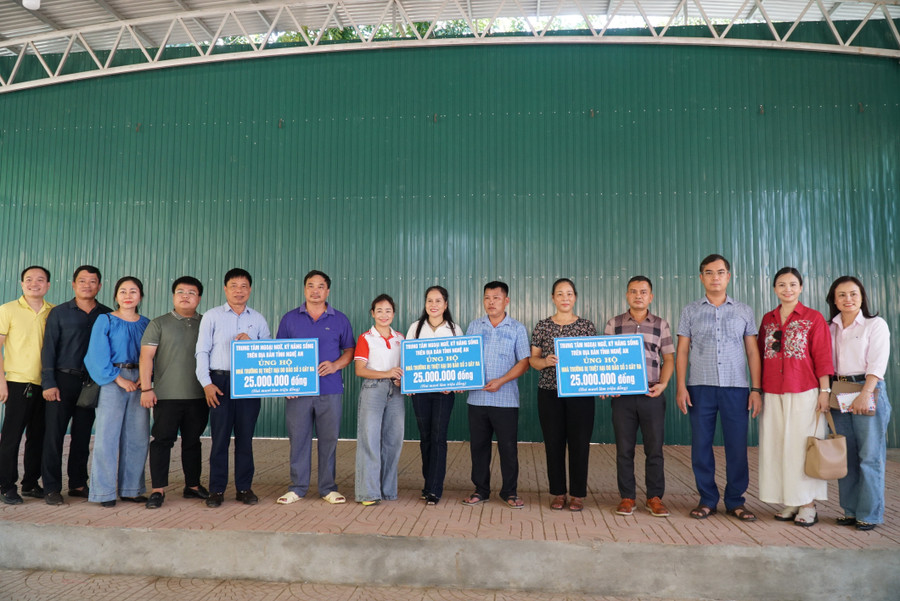 Các Trung tâm Ngoại ngữ tại Nghệ An trao quà ủng hộ các trường học bị thiệt hại nặng nhất do lũ tại xã Tương Dương, Nghệ An. Ảnh: Hồ Lài so-gao-duc-trao-qua-6.jpg