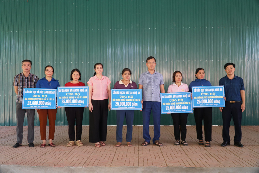 Sở GD&ĐT Nghệ An hỗ trợ các trường bị thiệt hại do lũ tại xã Tương Dương, Lượng Minh. so-gao-duc-trao-qua-7.jpg