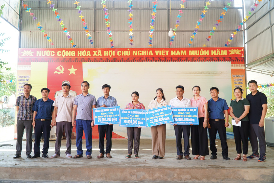 Sở GD&ĐT trao quà hỗ trợ trường học bị thiệt hại do lũ tại xã Tam Hợp. Ảnh: Hồ Lài so-gao-duc-trao-qua-3.jpg