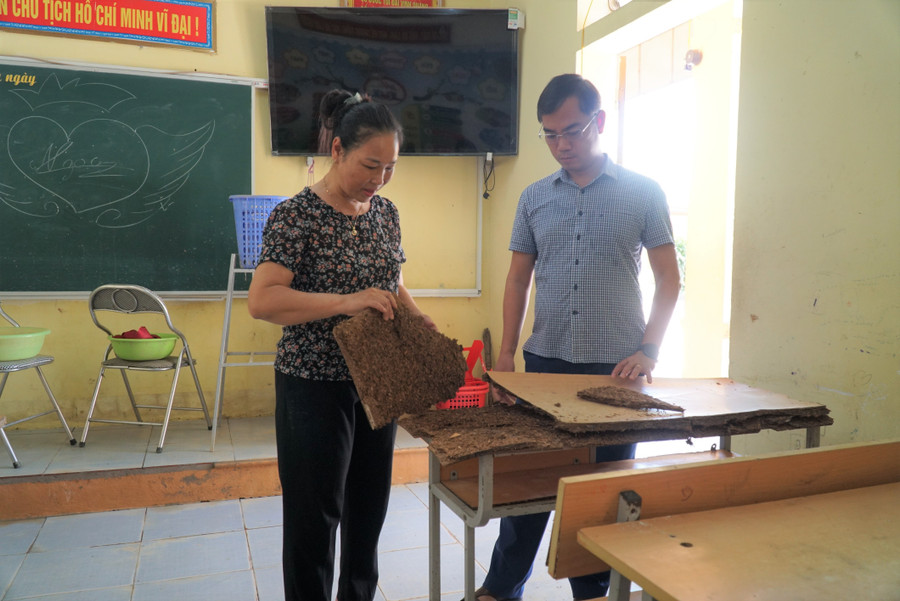 Bàn ghế học sinh Trường THCS Xá Lượng bị hư hỏng, bong tróc do ngâm nước lũ. Ảnh: Hồ Lài so-gao-duc-trao-qua-2.jpg