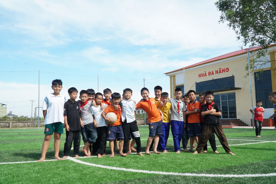 Học sinh Trường Tiểu học Trung Phúc Cường 2 (Thiên Nhẫn, Nghệ An) vui chơi thể thao tại sân bóng nhân tạo được xây dựng từ nguồn tài trợ giáo dục. Ảnh: Hồ Lài truong-trung-phuc-cuong-5.jpg