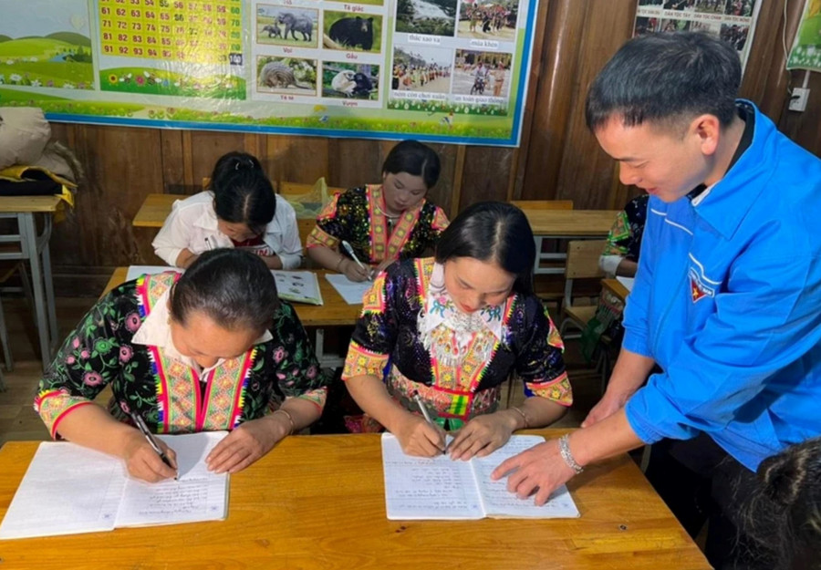 Lớp học xóa mù chữ ở vùng cao Nghệ An. Ảnh: NVCC
