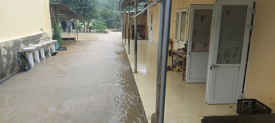 Trường THCS Yên Hòa (Yên Hòa, Nghệ An) bị nước ngập vào mấp mé phòng học. bao-lu-nghe-an-6.jpg