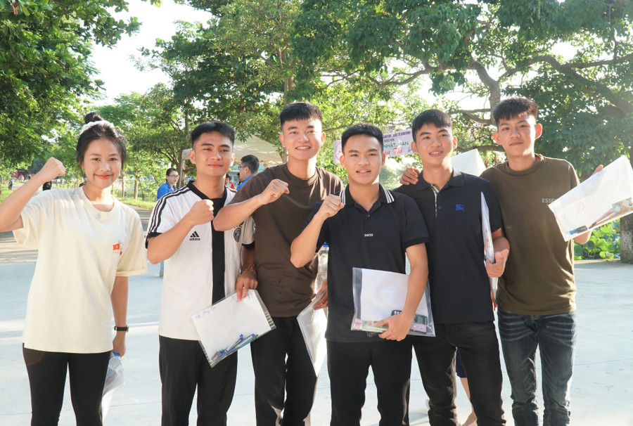 Thí sinh đến sớm tại điểm thi Trường THPT Lê Hồng Phong (huyện Hưng Nguyên, Nghệ An). Ảnh: Hồ Lài. sn109937-2.jpg